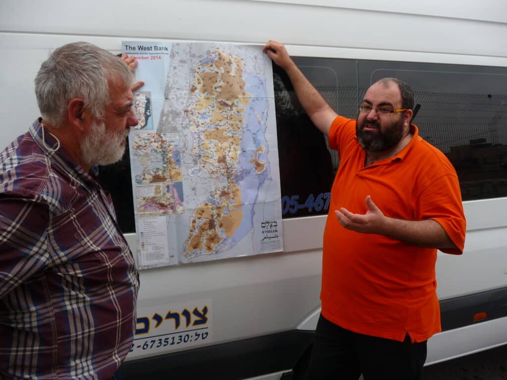 Yehuda Shaul explique l'emprise des colonies isaréliennes en Cisjordanie et le dispositif d'occupation militaire
