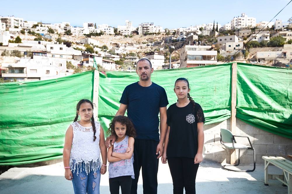 A Jérusalem Est, Zeer, 39 ans, et trois de ses filles, sur le toit de sa maison dans le quartier palestinien de Silwan dans laquelle ont vécu son père et son grand-père. Sa demande de permis de construire n’aboutissant pas, il a reconstruit certaines pièces qu’il avait dû lui-même détruire suite à un ordre de démolition pour construction illégale.