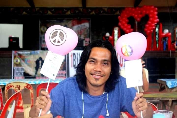 Bong distribue des tracts sur la Paix, le jour de la Saint Valentin, (Philipines).