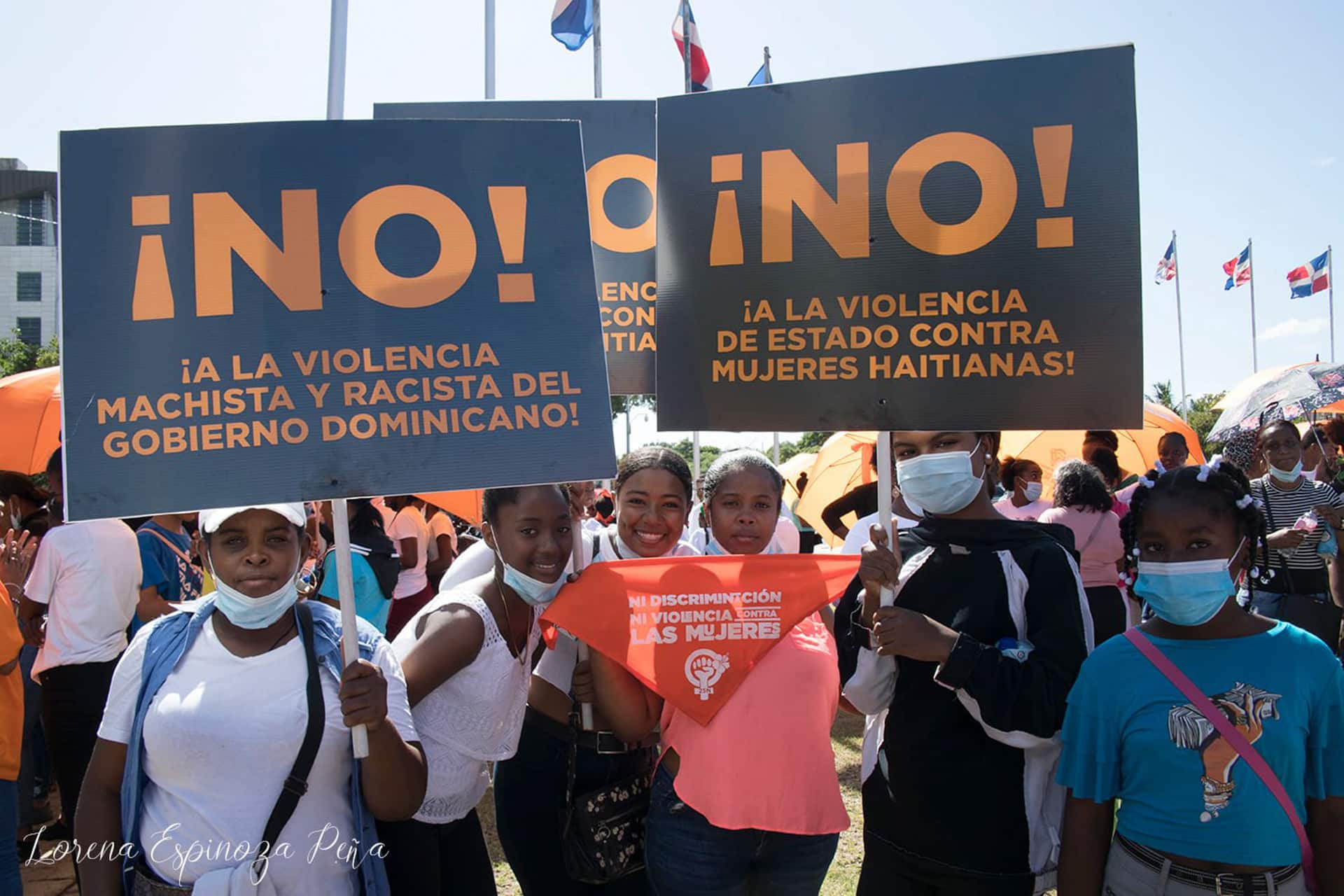 En République Dominicaine, des militantes de MUDHA et d'autres mouvements féministes participent à une mobilisation contre les violences faites aux femmes. "Non à la violence machiste et raciste du gouvernement dominicain !", réclament-elles. © Lorena Espinoza Pena.