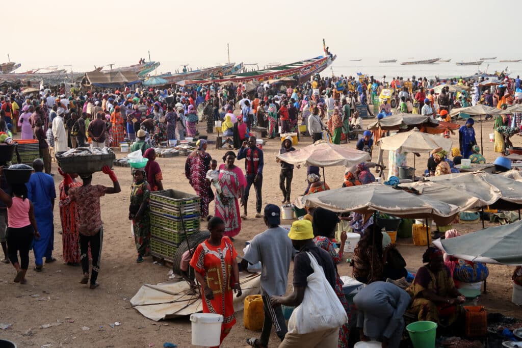 À Mbour, principal port du SénégalL, la raréfaction des ressources pousse les jeunes à l'exil, au risque de leur vie.