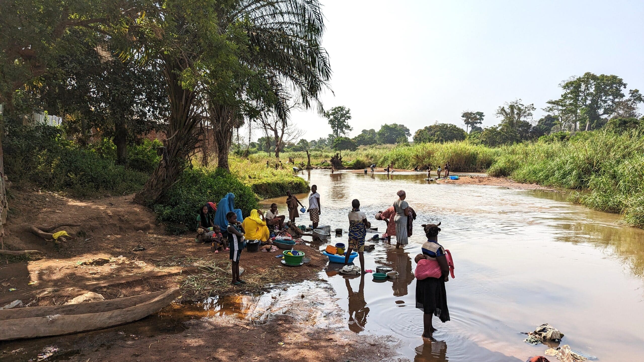 Des femmes nettoyant le linge dans la rivière de Boda, en République centrafricaine ©CCFD-Terre Solidaire